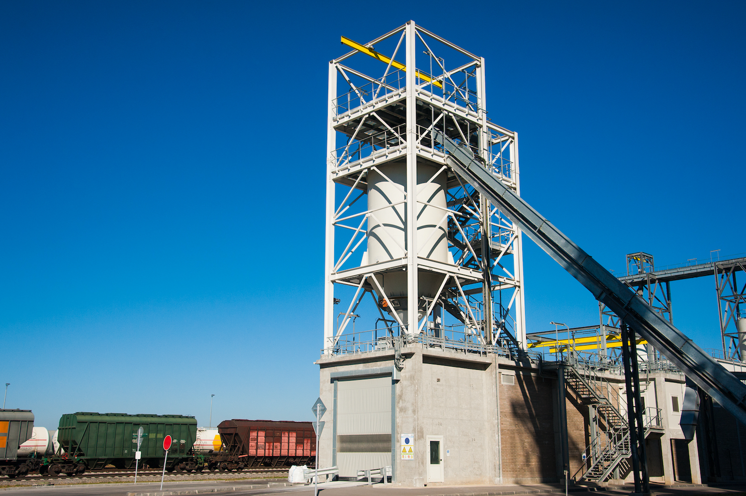 Kovalı ve Bantlı Elevatör Sistemleri: Endüstriyel Tesislerde Dikey Taşıma ve Doğru Kapasite Hesaplama